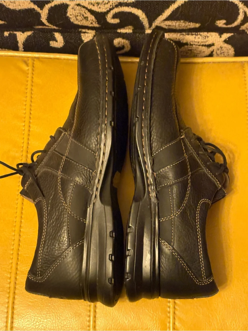 Clarks Black Leather Lace-Up Men's Oxfords with Contrast Stitching